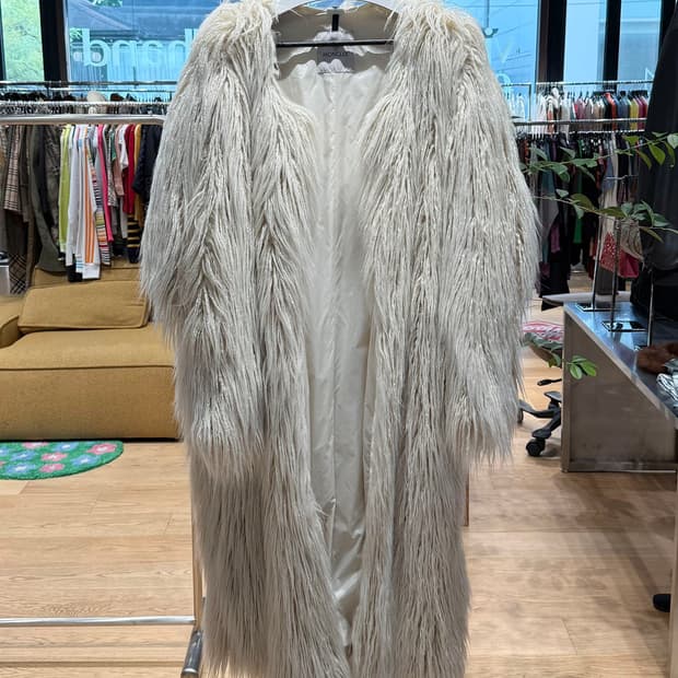 몽클레르 아이보리 아크릴퍼 롱코트 