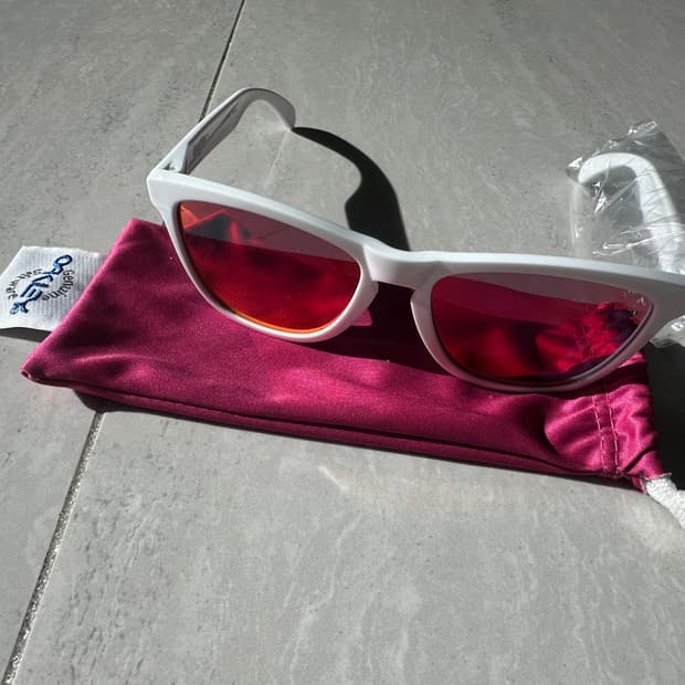 오클리 프로그스킨 흰빨