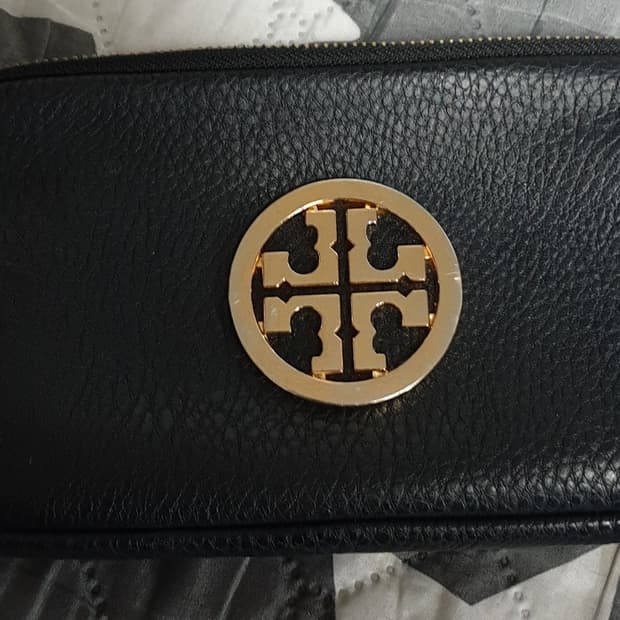 토리버치 가죽 금장 미니파우치 블랙