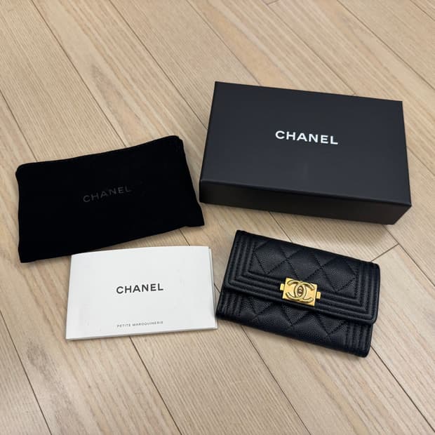 샤넬 보이 똑딱이 카드지갑 캐비어 블랙금장 30번대
