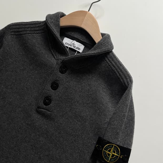 Stone-Island 스톤 아일랜드 차콜컬러 버튼 카라 니트