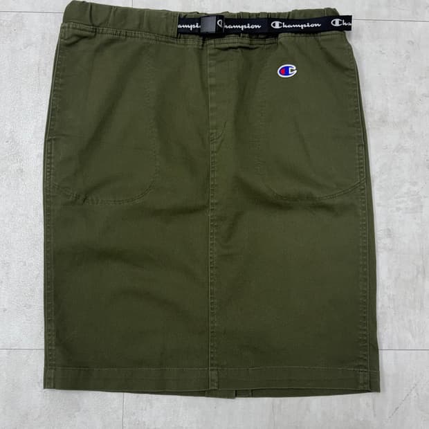 •Champion 로고 벨트 카키 미디 스커트 