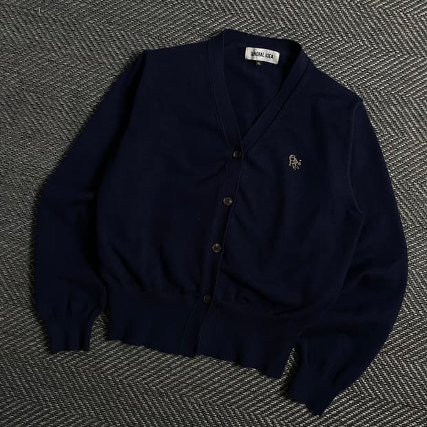 제너럴아이디어 에센셜 로고 뱃지 가디건 네이비y 4289