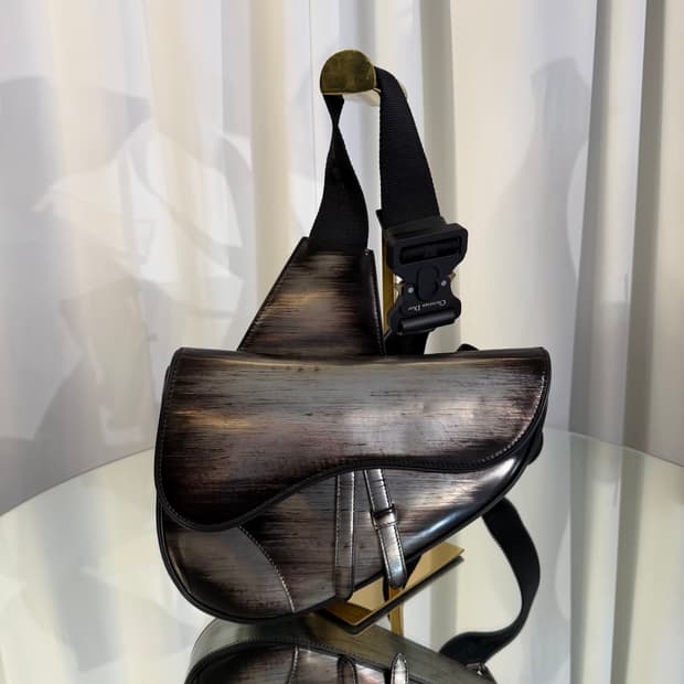 [한정판/새상품]디올 실버 메탈 새들백 미디움