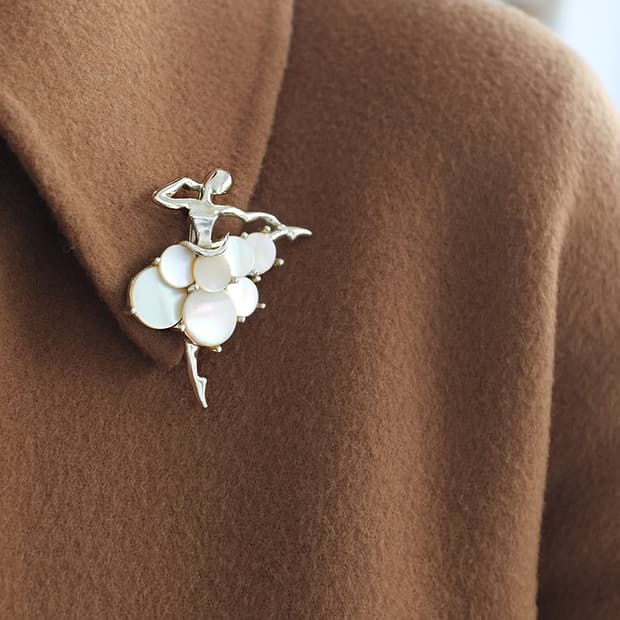 1960s 천연 자개원석 발레리나 빈티지브로치