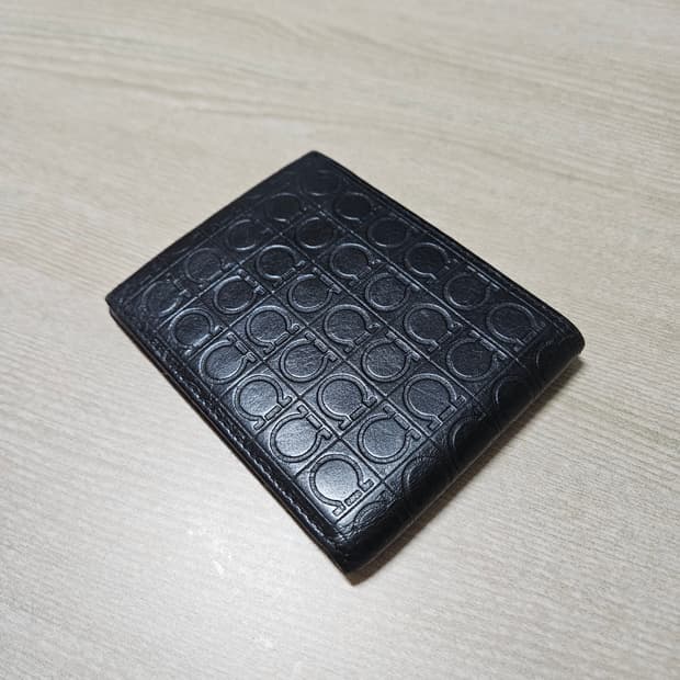 페라가모 간치니 남성 반지갑 저렴하게 팝니다