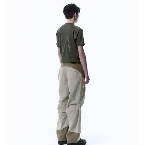FLOWING PANEL T-SHIRT [MUD KHAKI]