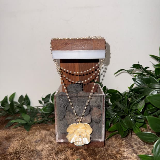 Ivory rose pearl necklace 