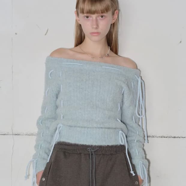 타입서비스 오프숄더 스트랩 니트