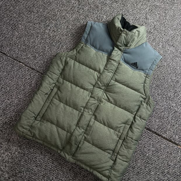 아디다스 프리마로프 카키 덕다운 베스트 2626