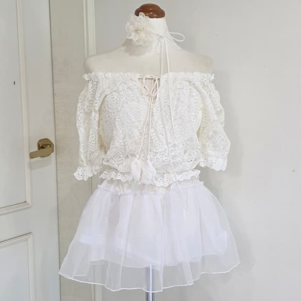 유럽빈티지 화이트 히메갸루 모리걸 펀칭니트 크롭 오프숄더 블라우스