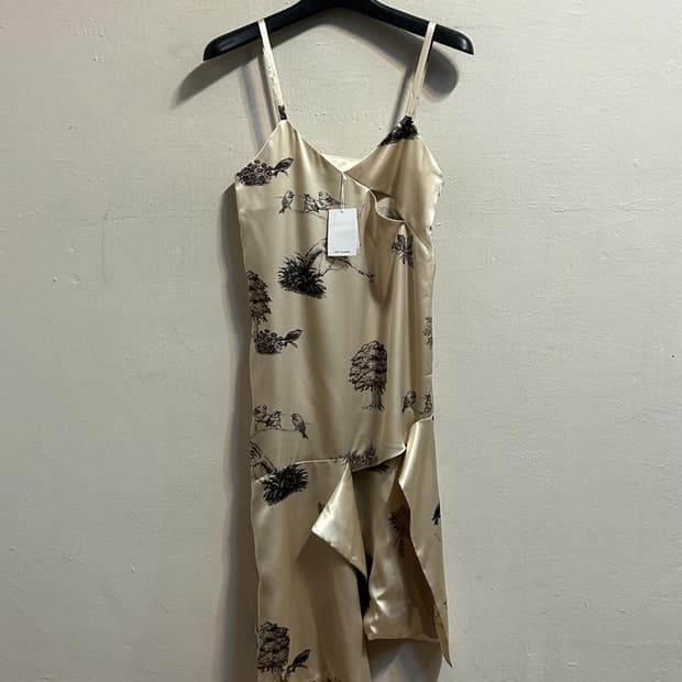 로우클래식 새틴 버드 프린트 드레이프 슬립 드레스