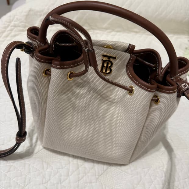 버버리 TB 모노그램 캔버스 버킷백 8052459