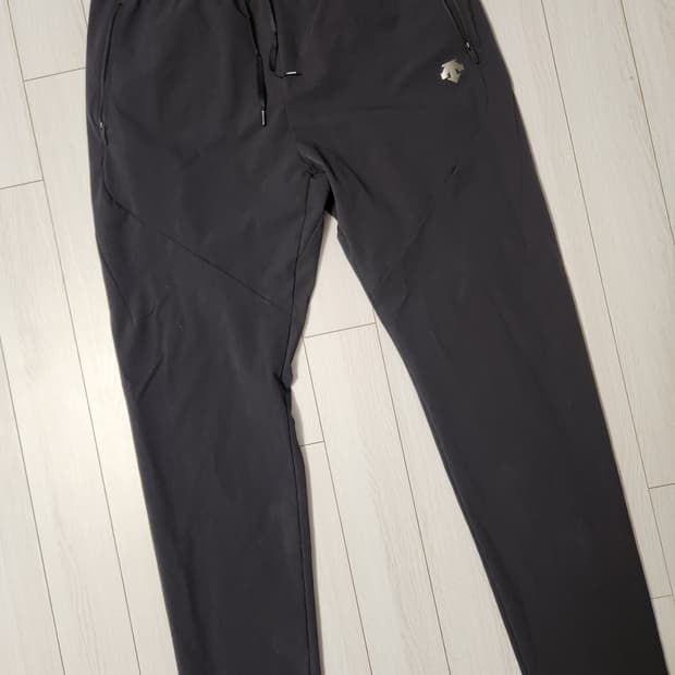 새상품급) 데상트 에센셜 우븐 팬츠 S0321RPT84 사이즈100 2x