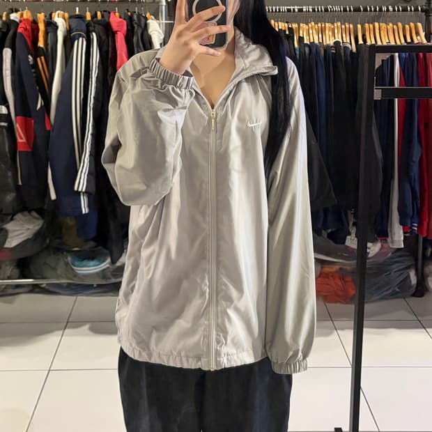 나이키 스우시 그레이 바람막이