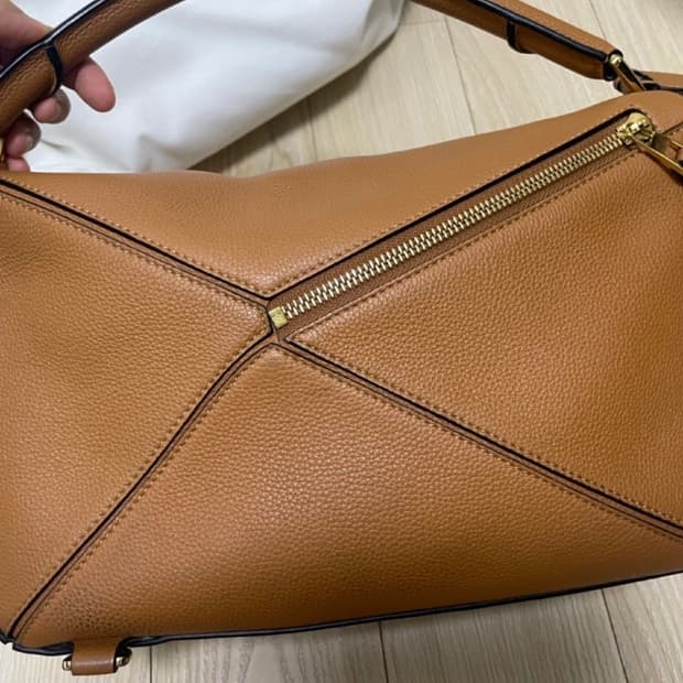 로에베 퍼즐백 M 라이트카라멜 미디움