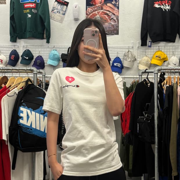 챔피온 하트 로고 자수 반팔티 XS