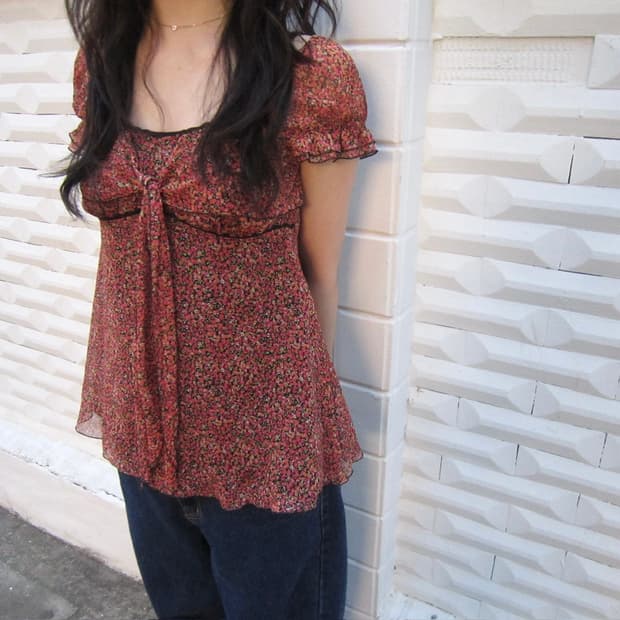 빈티지 블라우스 퍼프 슬리브 플라워 패턴 리본 타이 스트랩 디테일 오렌지