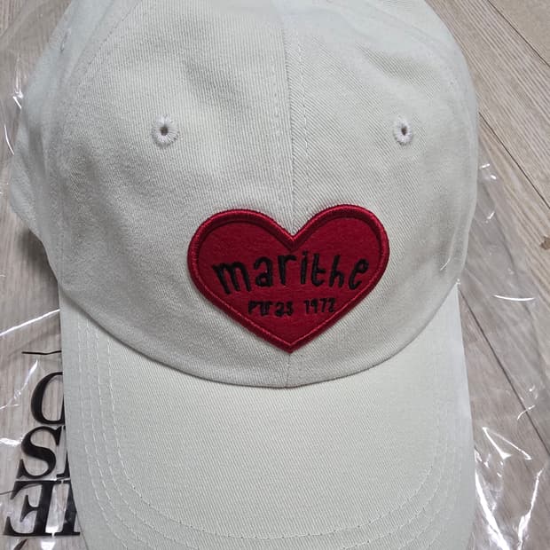 새상품 마리떼 하트 로고 볼캡 아이보리