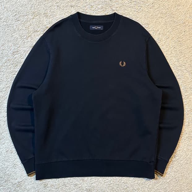 매장판) 프레드페리 FREDPERRY 로고 맨투맨 다크네이비