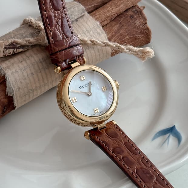 구찌 클래식 펄 다이얼 시계