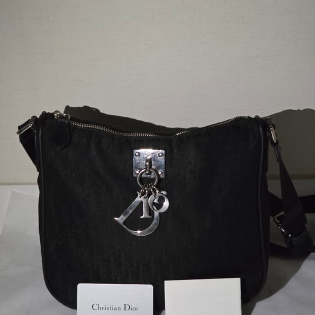 디올 블랙 오블리크 Dior 참 장식 크로스백 메신저백