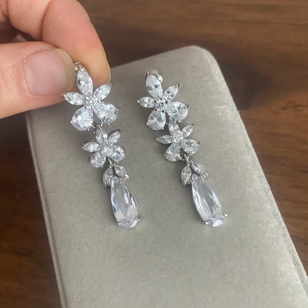 물방울 모티브 큐빅 귀걸이