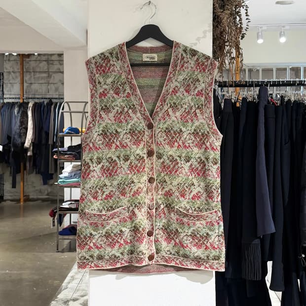 미쏘니 스포츠 그린 레드 배색 페턴 브이넥 니트 베스트