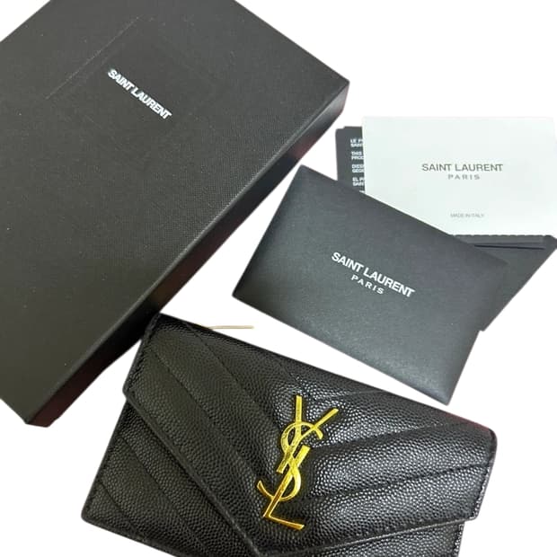 생로랑 마틀라세 블랙 금장 카드지갑 풀박스 팝니다