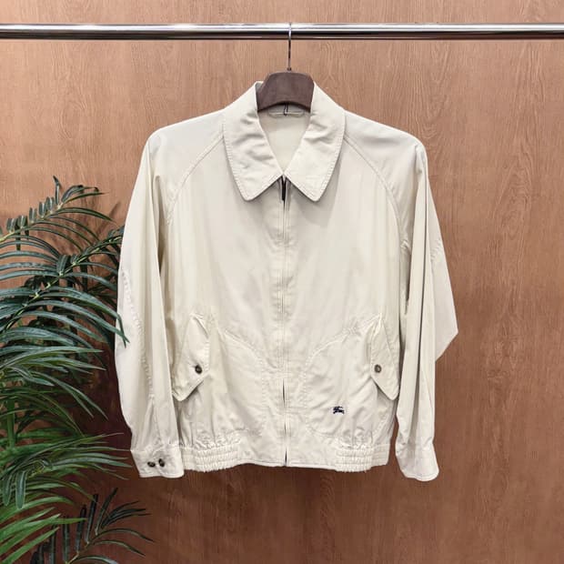 버버리 카라넥 블루종 자켓 플랩 포켓 밑단 밴딩 디테일 베이지