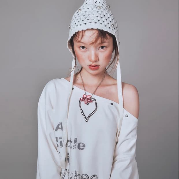 YOUHEETIC HOTFIX OFF-SHOULDER SWEATSHIRT