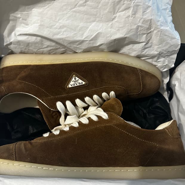 프라다 삼각플레이트 스니커즈 브라운 판매