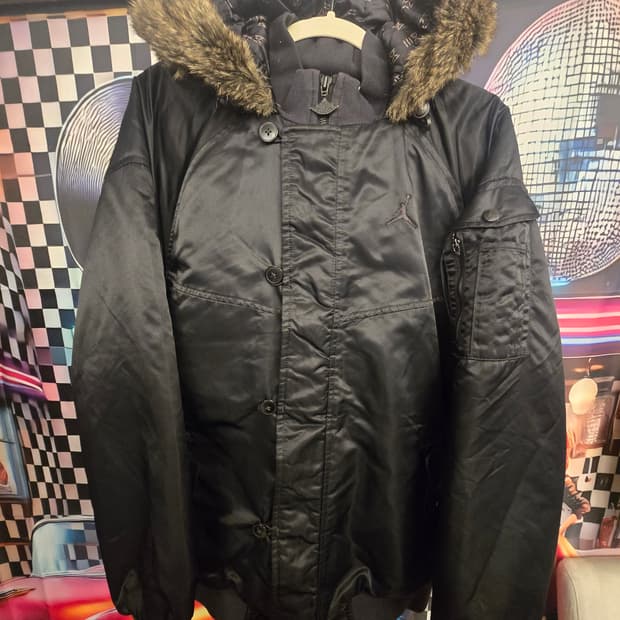 조던(Jordan) 블랙 락쿤 항공 봄버 패딩 점퍼