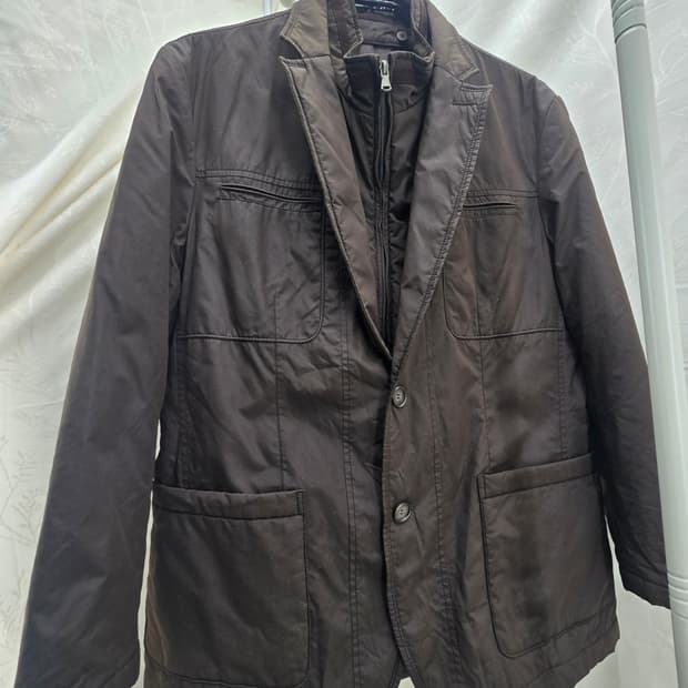 차분한 다크 브라운 컬러의 105 패딩 자켓