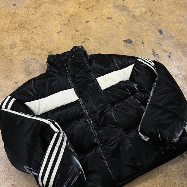 아디다스 유광 블랙 트랙탑 숏패딩 