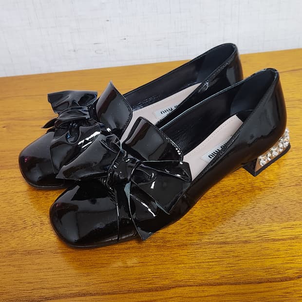 미우미우 리본 크리스탈 페이턴트 로퍼 36