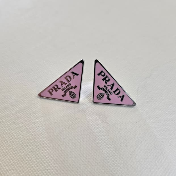 프라다 업사이클링 삼각로고 귀걸이 핑크