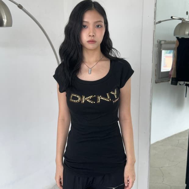 도나카란 뉴욕 스터드 로고 슬리브리스