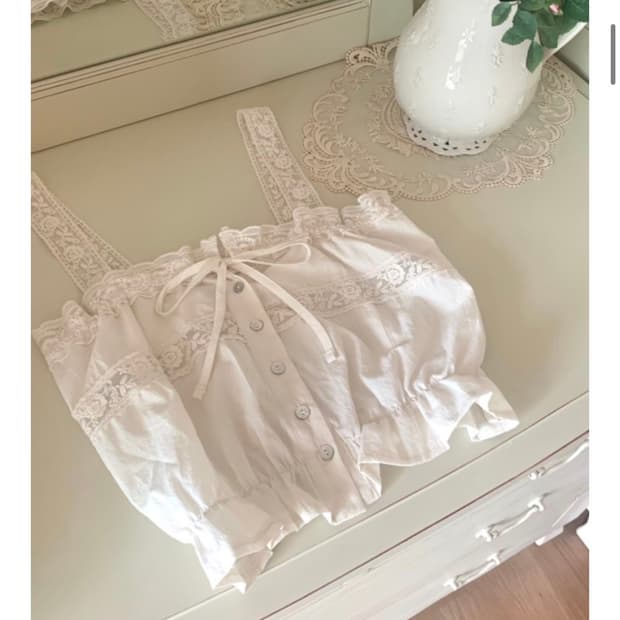 크림 레이스 슬리브리스