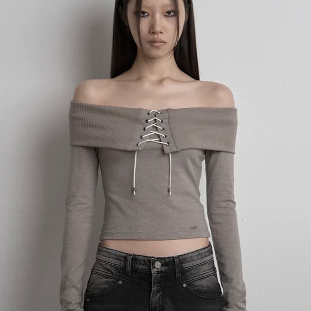 시너진 아일렛 오프숄더 베이지 