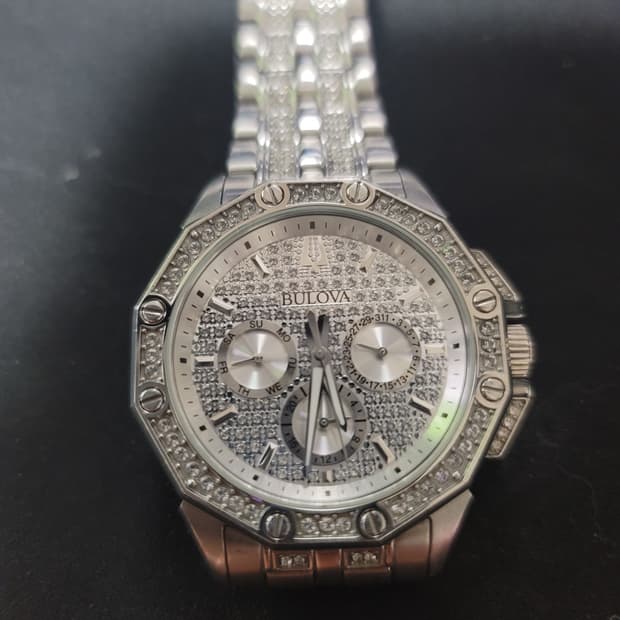 부로바 크리스탈 파베 다이얼 시계
