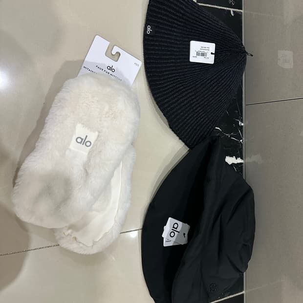 Alo Yoga Faux Fur Mittens 털장갑, 알로 패딩 버킷햇