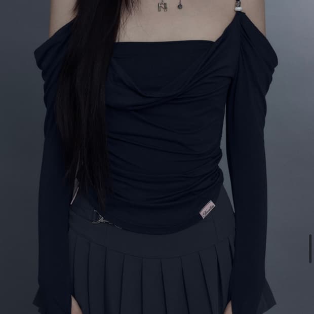 뉴얼린 Eve Draping Off-Shoulder Blouse 이브