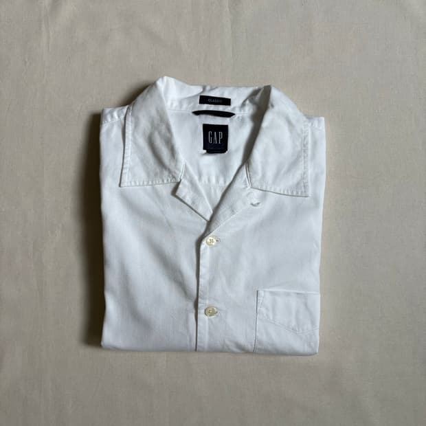 GAP white short sleeved shirt