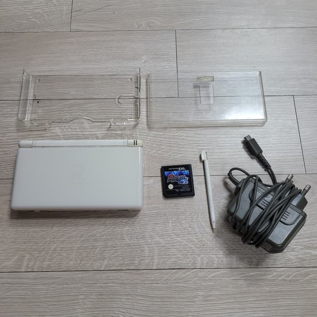 닌텐도 DS lite 화이트 본체에 포켓몬스터 블랙2