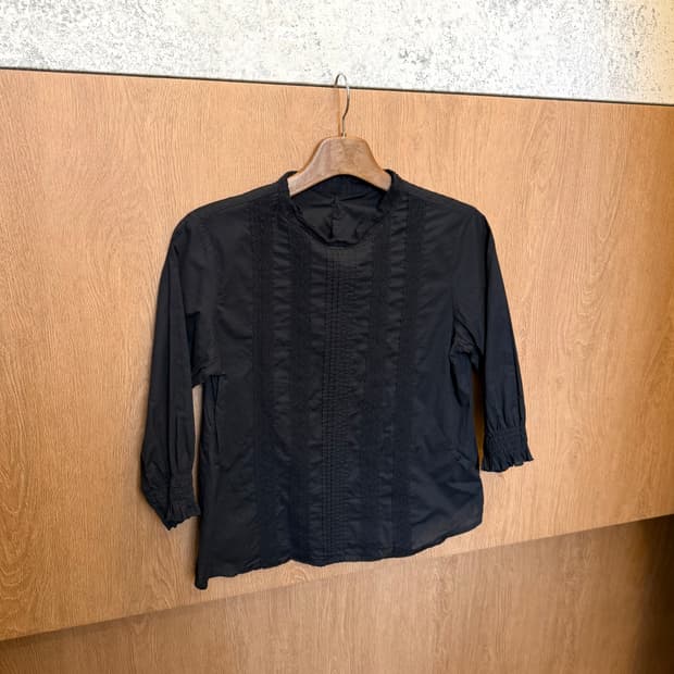 빈티지 코튼 블라우스 7부 소매 레이스 핀턱 디테일 레귤러핏 블랙