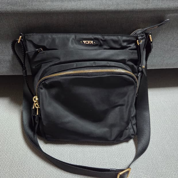 투미 크로스백 팝니다