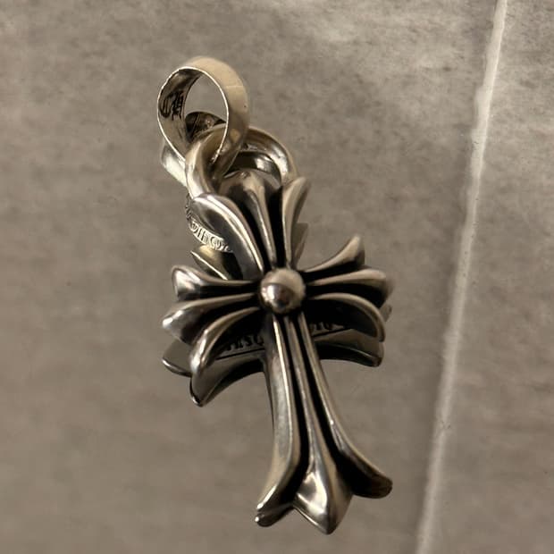 크롬하츠 스몰 크로스 with 베일 펜던트