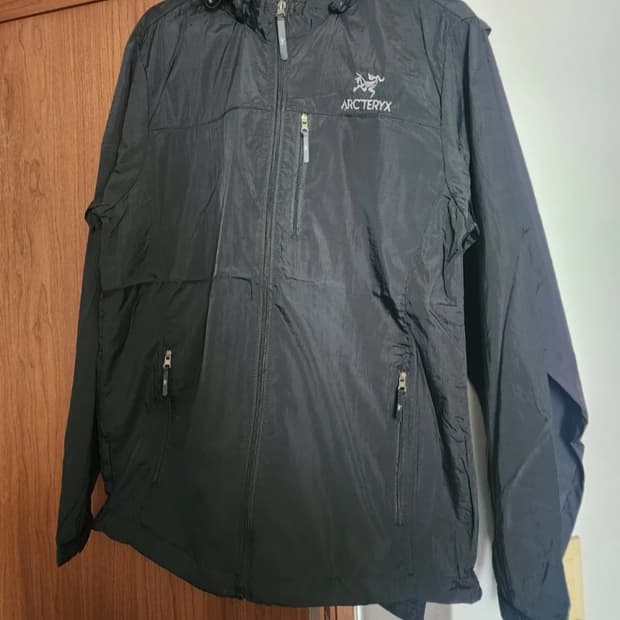 (급처) 아크테릭스 바람막이 블랙 L 새상품