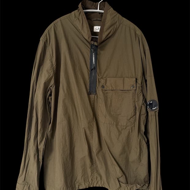 C.P. Company 카키색 셔츠형 바람막이